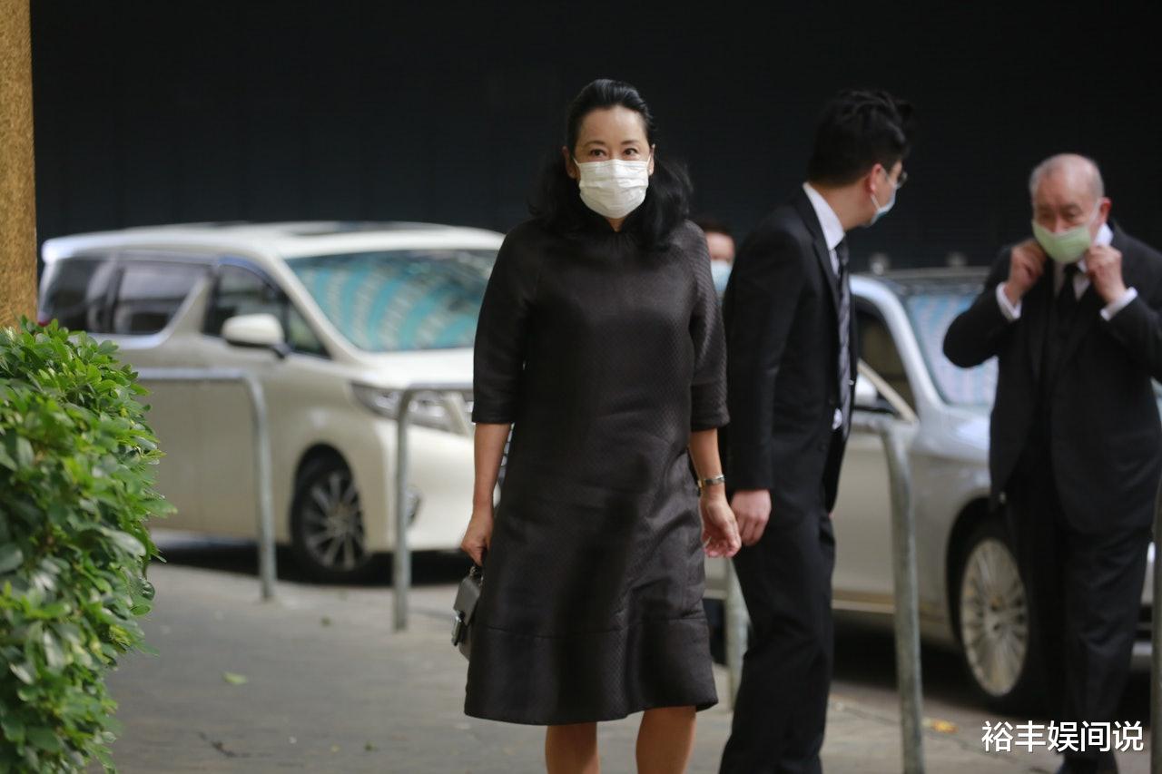 霍启刚|霍老太出殡！霍启刚抱遗照赶往坟场，霍中曦化身暖男牵着妹妹