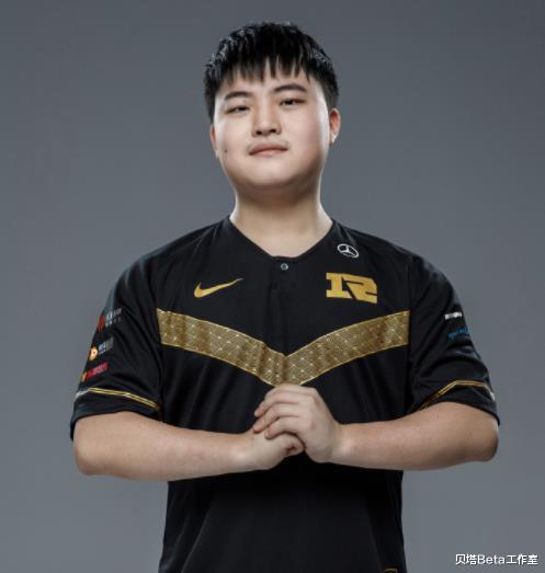 「Uzi」UZI接受央视采访直言：成就我的最大原因，就是队友愿意去牺牲