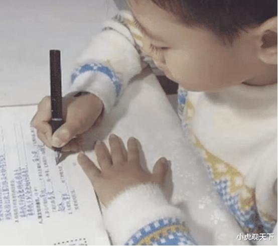 「」9岁男孩的卷面,被误为印刷体,老师不忍心下手批改试卷