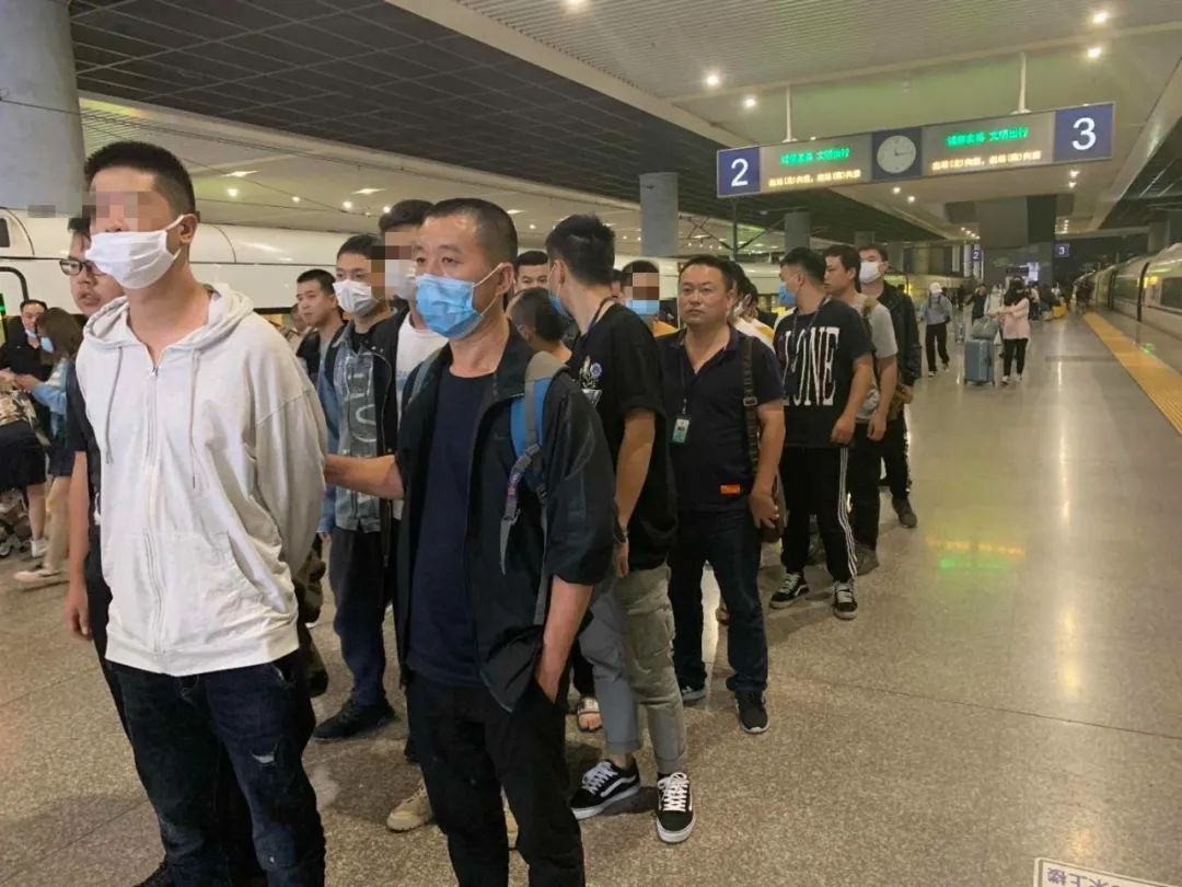 杭州日报|进杭州太难了!两名民警睡高铁过道照片红了