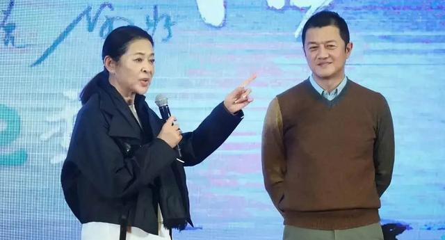 倪萍|49岁李亚鹏难逃中年发福！皱纹眼袋超抢眼，倪萍瘦身成功颜值真高