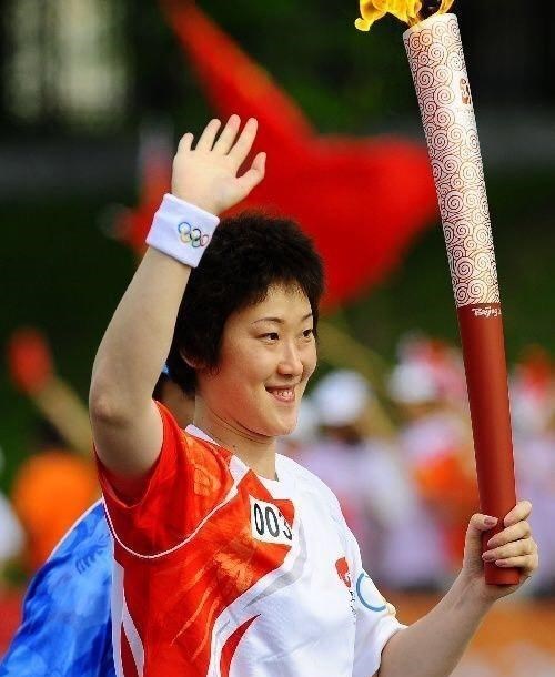 宋妮娜■40岁前女排国手，被誉为“花之秀”，退役嫁给教练，今发福成大妈