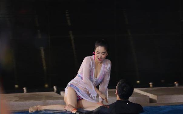 『娱乐圈』42岁的她越活越年轻,继续“倒挂式长开”,蜜桃腿更是难得一见!