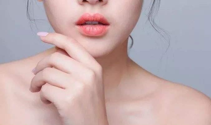 口红■女生“嘴唇”长成这样，涂再贵的口红也是浪费，太扎心
