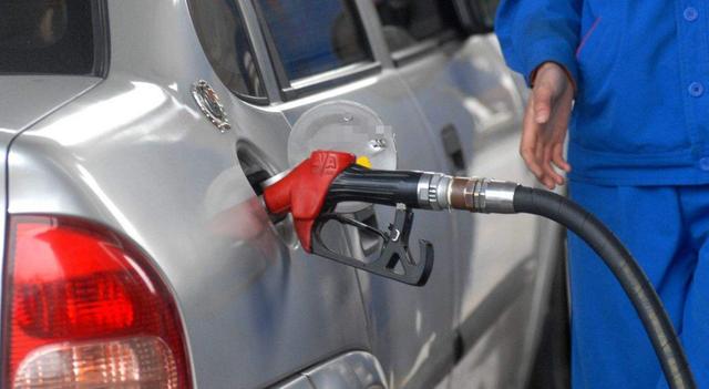 「」汽车油箱在左边和右边有啥区别?现在就告诉你,车主:总算明白了