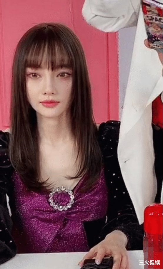 【李小璐】选择复出了？李小璐带货直播成网红，全程不敢看弹幕太尴尬了