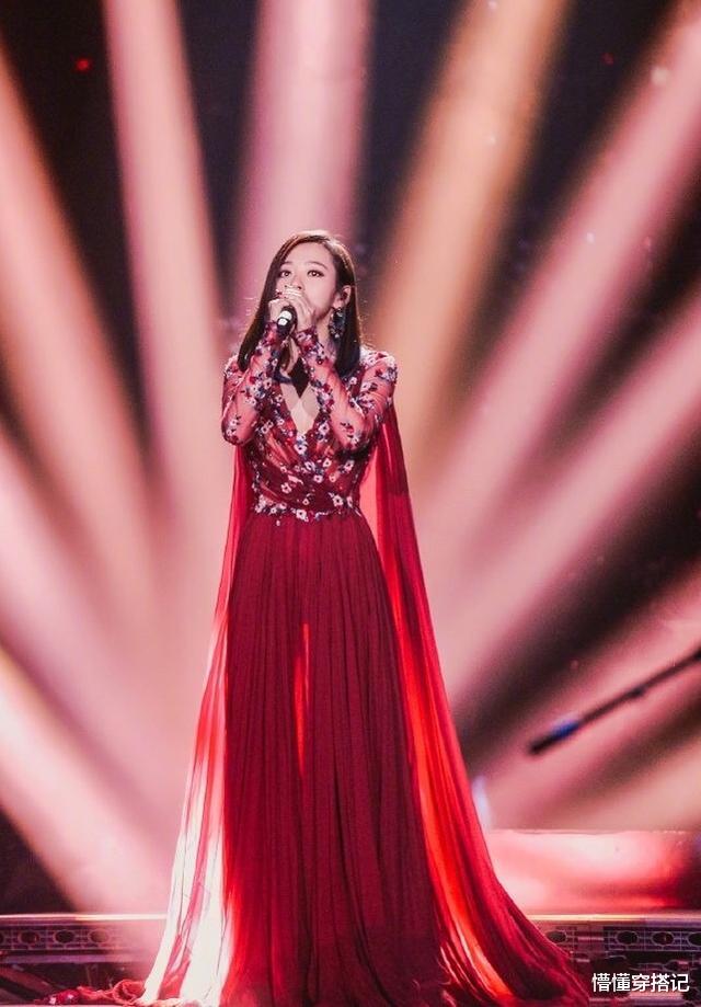『张萌』张靓颖这造型够用心!一袭大红\扇子装\中国味十足,寓意还挺好