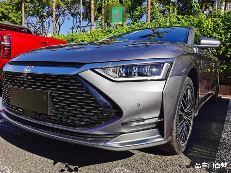 比亚迪汉■比亚迪汉DM运动版实车现身，颜值依旧抢眼，车长4米96，4.7S破百