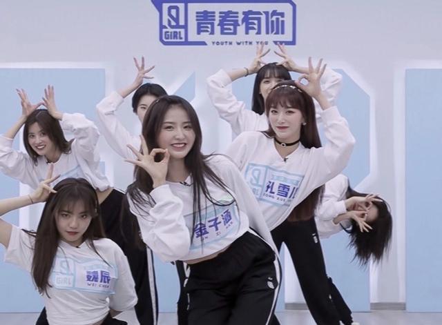 虞书欣@《青你2》主题曲接力上线,虞书欣自曝家教严格,称糊怕了不怕黑