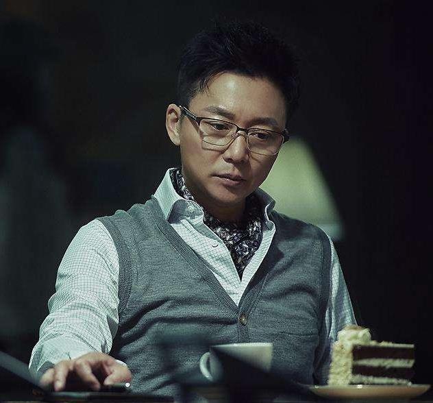 刘奕君:刘奕君:两段婚姻失败后独自抚养两个孩子,这样的男人能不火吗?