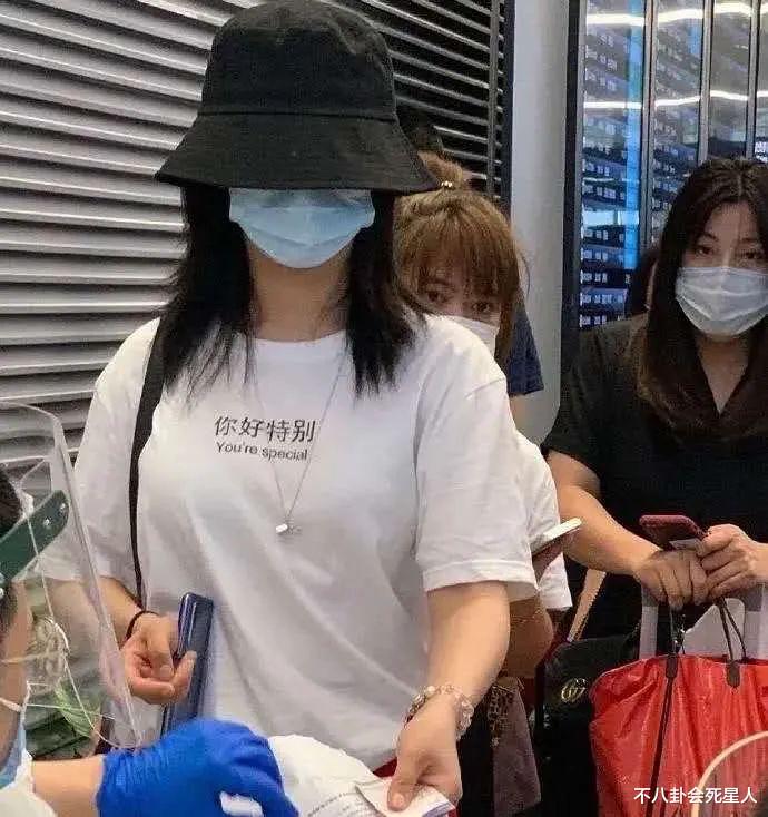 杨紫|杨紫路透精修差距大:身材肥胖虎背熊腰,身旁助理都比她瘦上一圈