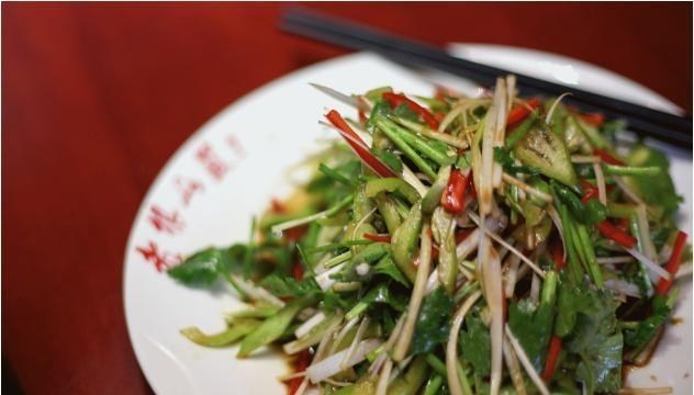 『聚会』公司聚会，10人点了12道“东北菜”，看到这菜量，朋友们后悔了！