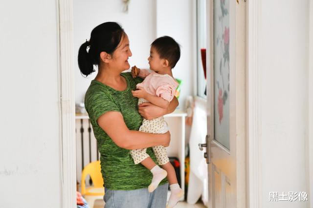 黑土影像|女子婚后7年未孕，抱养女婴致倾家荡产，丈夫：要么离婚要么放弃