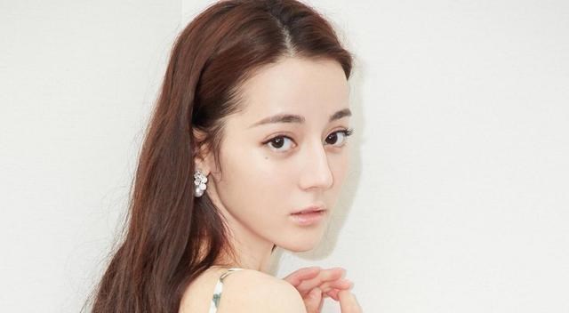 [迪丽热巴]《爱情高级定制》热巴剧照，剧方点赞默认糊番行为，这下粉丝怒了