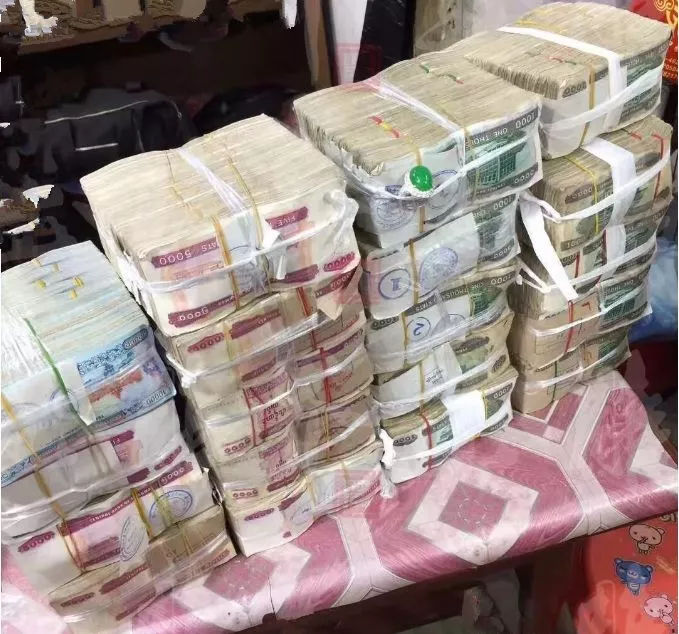 「翡翠」二千五百万现金，只够买一枚小小的满绿翡翠蛋面 ！