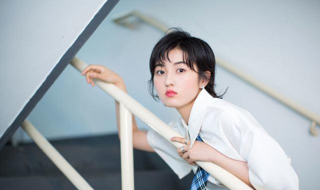 考试@张子枫高考并没有被打扰反而第一个交卷，同场考生感叹她真人超美