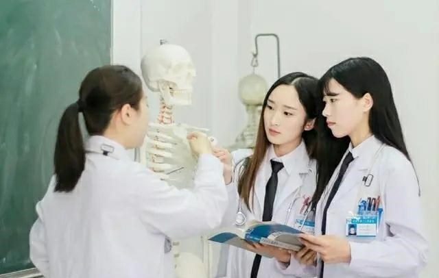医生|这4个医学专业，就业前景堪忧，毕业生都后悔报考！