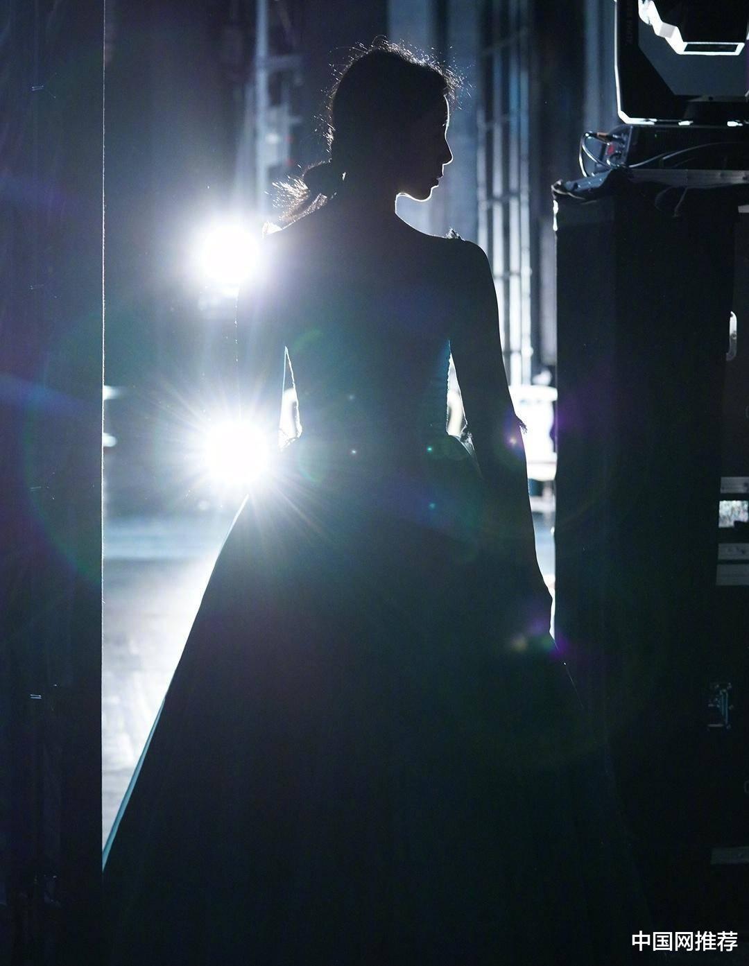 易烊千玺|黄磊晒孙莉舞台照背影，直夸自己家庭工作主持的好