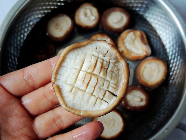 「香菇」夏天少吃猪肉多吃它，蛋白质含量高，简单一焖鲜香多汁，比肉有味