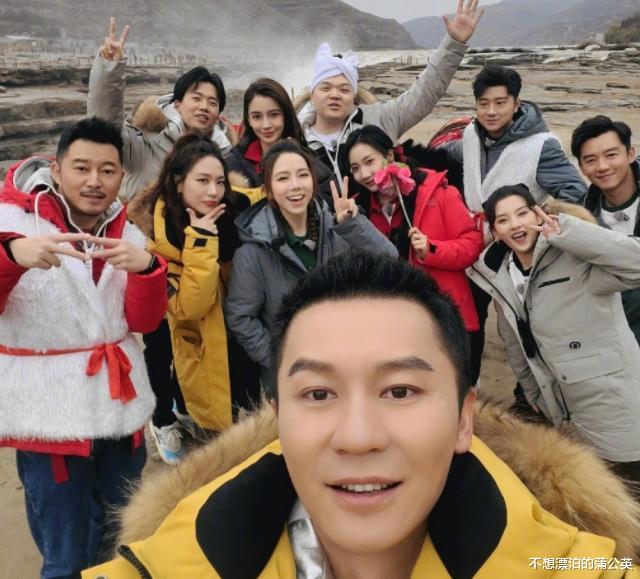 郑恺|李晨晒跑男合影，杨颖不抢c位往后站，郑恺当爸后又换新搭档了？