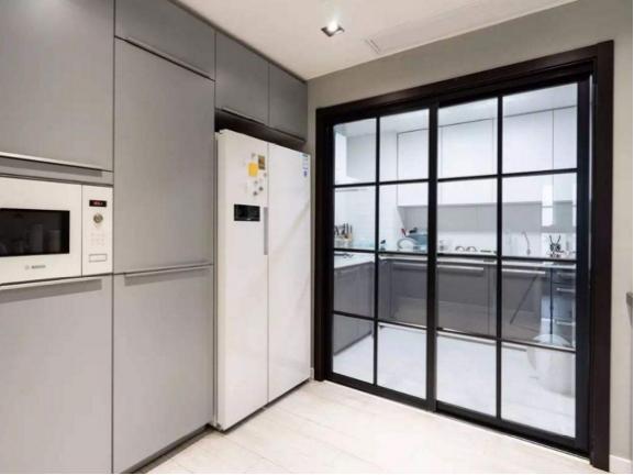 ##越来越多人厨房装这种门，比推拉门还要方便，用20年也不用换