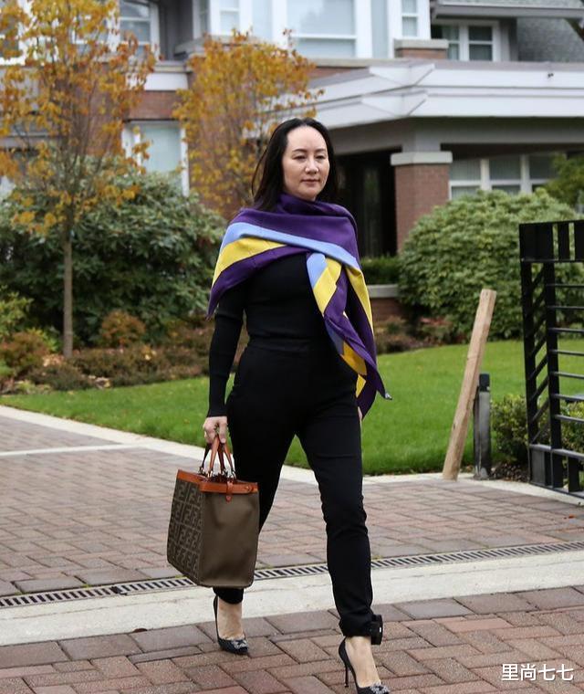 孟晚舟|时隔3天现身,孟晚舟又披紫色丝巾,头发不飘逸“眼神杀”却够劲