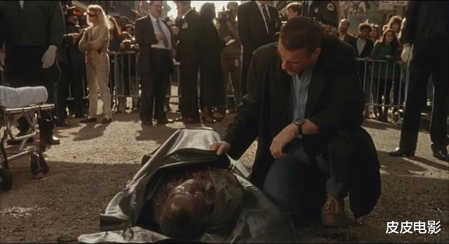 [吴宇森]1993年，吴宇森拍出这部B级片，美国票房大卖，香港影迷却怒给差评