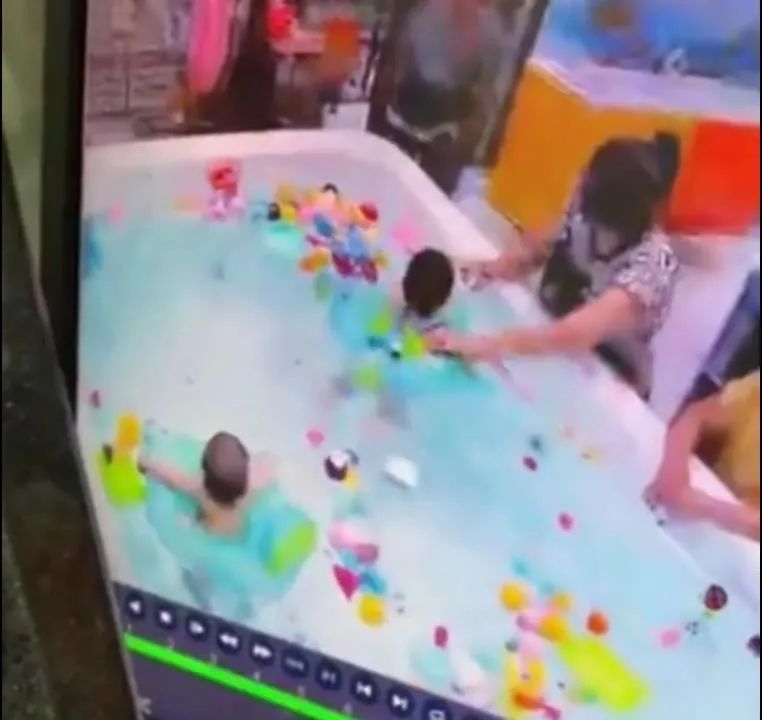临安|婴儿游泳馆溺水挣扎3分钟无人察觉！监控画面曝光后令人揪心