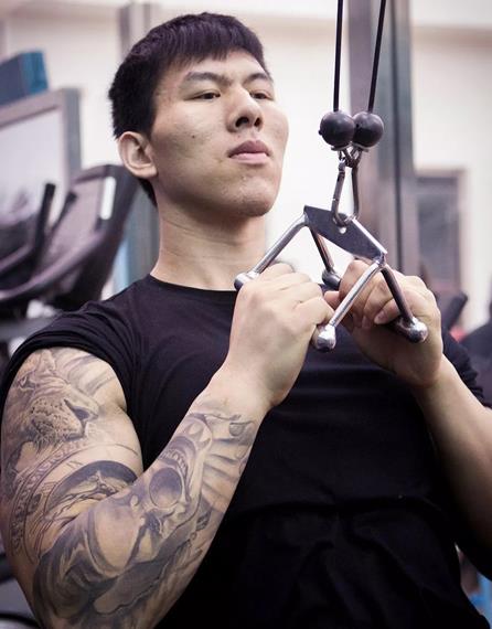 「姚明」他是中国篮坛最壮球员，不打职业专打野球，体重300斤卧推爆姚明