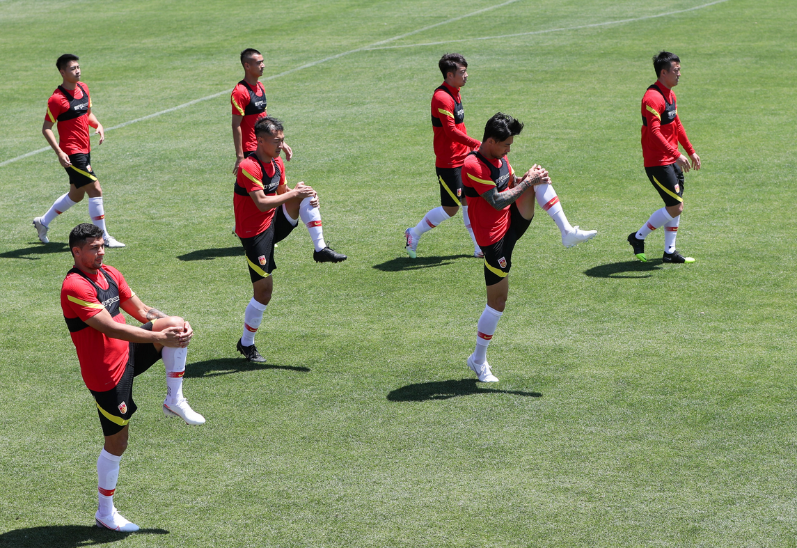 【国足】国足热身上港预计首发，队长搭档中卫，艾克森冲锋，洛国富或替补