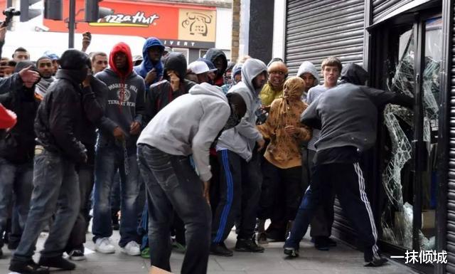 「美国国债」全球再掀抛售美债热潮,中方也开始抛售,没想竟有人默默“接盘”