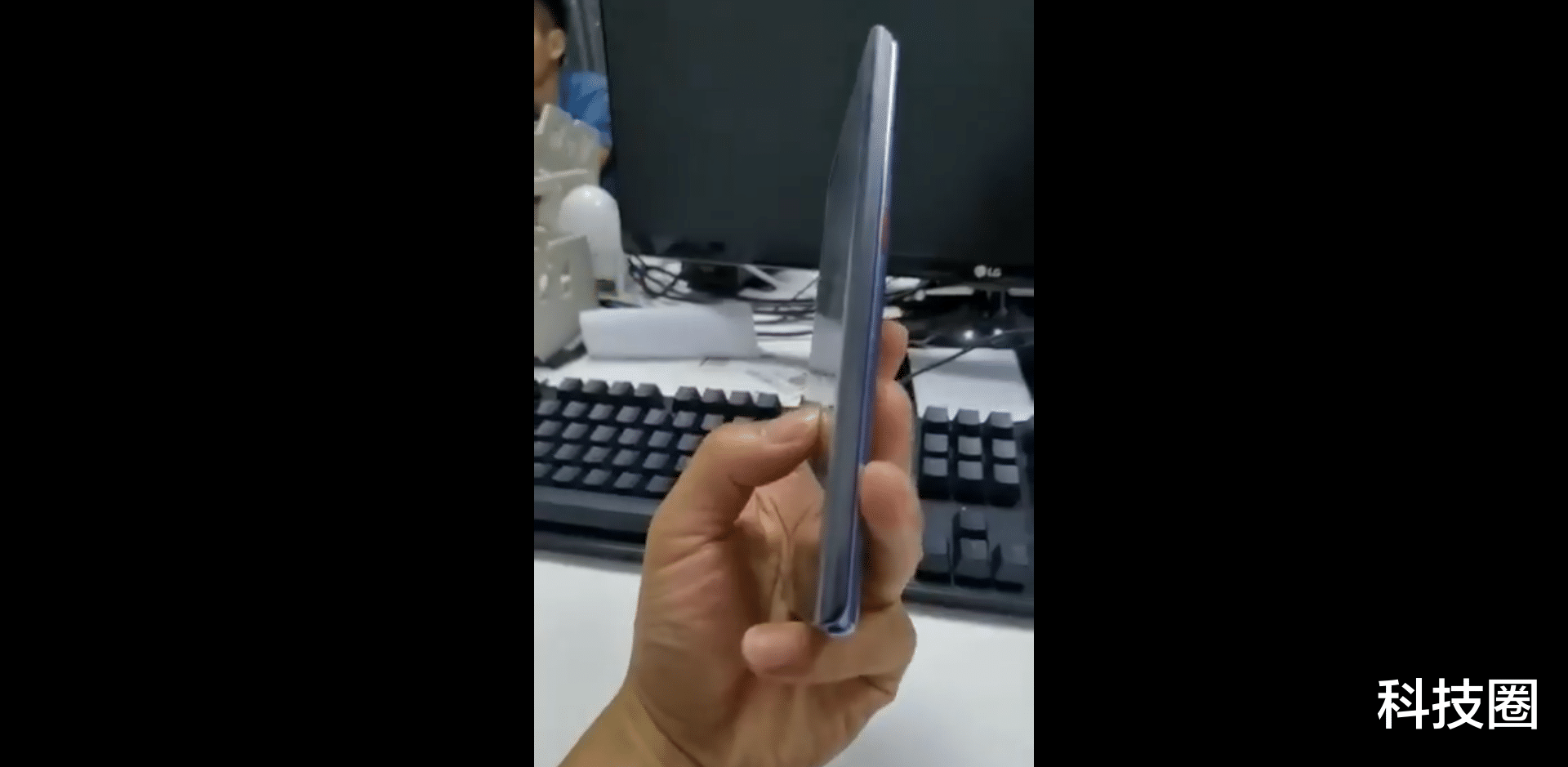 瀑布屏|华为Mate 40 Pro正面确认，“药丸”挖孔+瀑布屏设计实锤