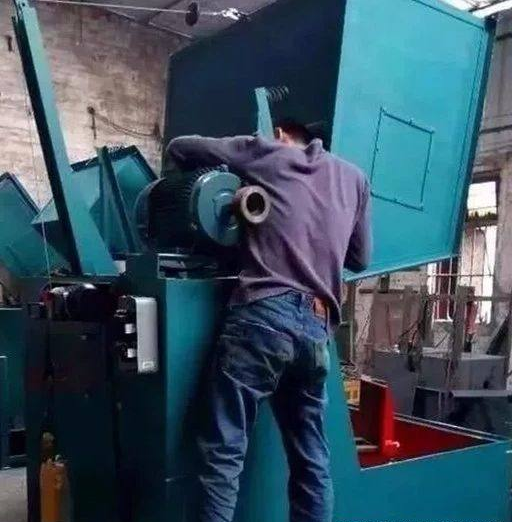 翡翠@姑娘拿下一块无人看中的源石，一刀切出满绿手镯，瞬间涨了几十万