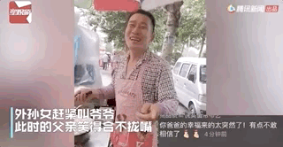 |女儿1年后回家假装路人买父亲的煎饼,下一秒父亲的反应既真实又感动