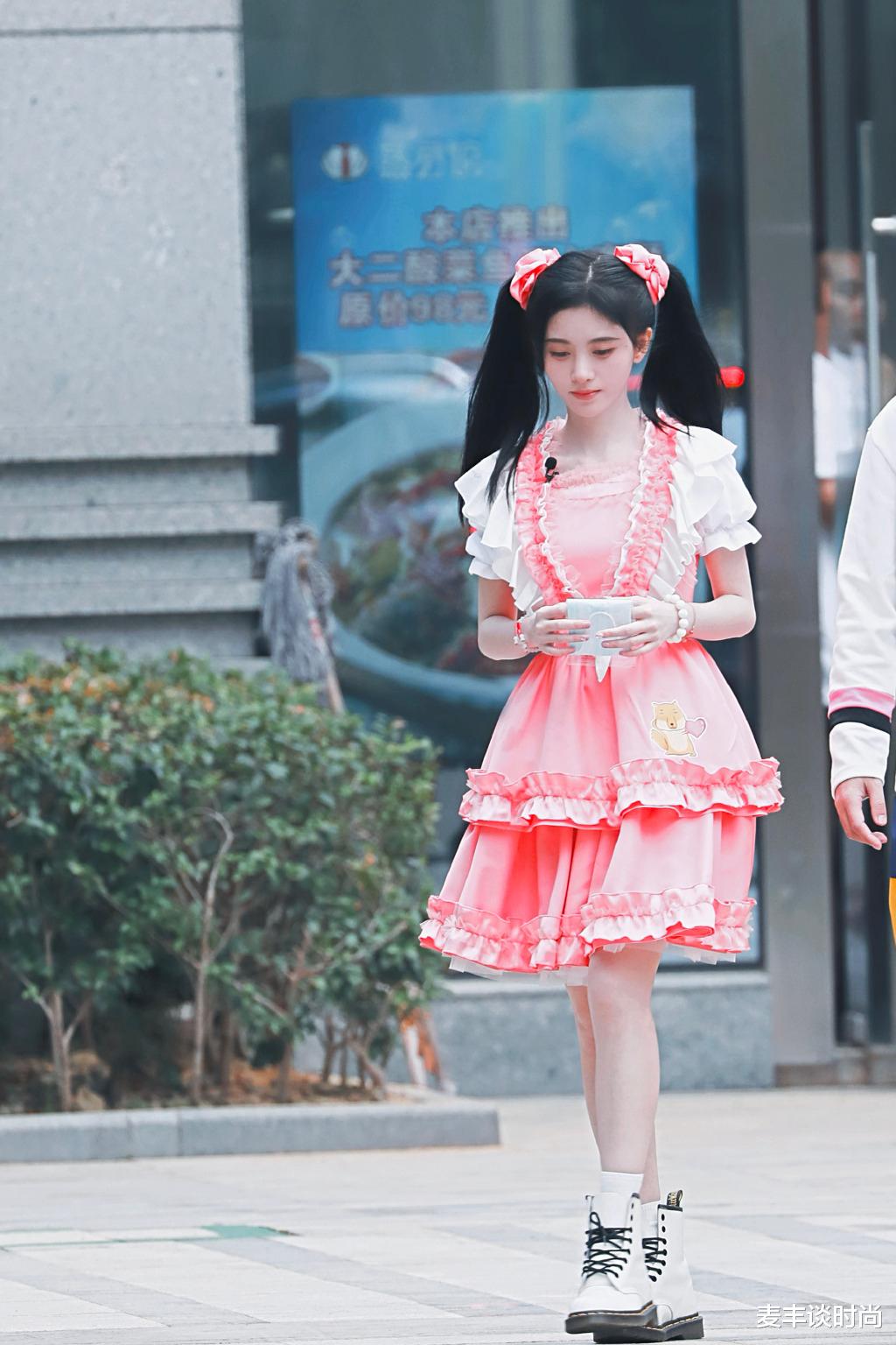 「鞠婧祎」鞠婧祎太可爱了，穿粉色洛丽塔裙配双马尾，真不敢相信她成年了