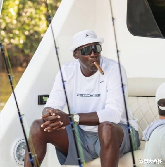 「锦标赛」乔丹参加钓鱼锦标赛！奖金高达334万，叼着雪茄一脸开心