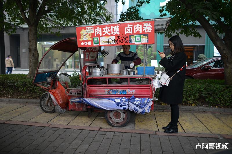 【自媒体】200块摆地摊创业，结合自媒体，做得好，月赚2万很轻松！