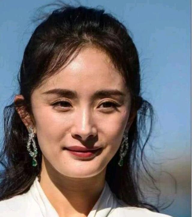 迪丽热巴|未经修饰下的明星长什么样？看到照片：内心是崩溃的