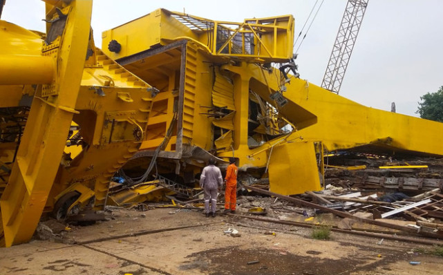 印度一造船廠的70噸塔吊轟然倒塌，造成11人喪生，部分死者被壓碎-圖3