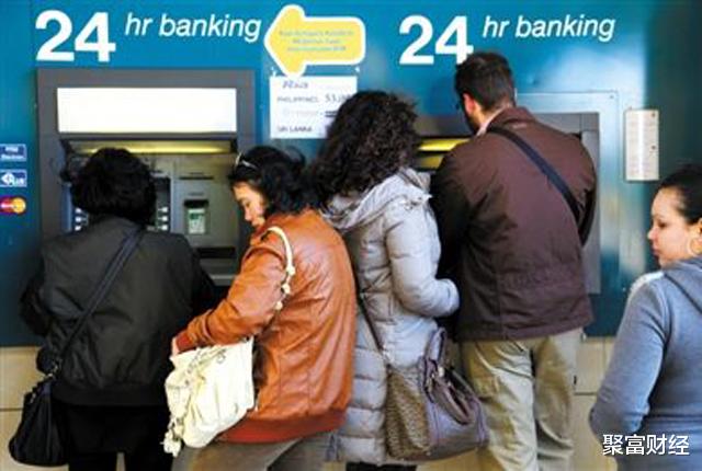 片仔癀|银行排队存钱人变少，不少人“急着”取出，未来钱不存银行了？