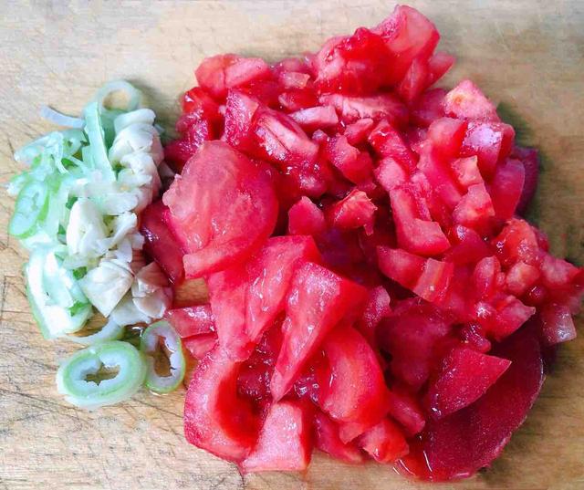 「金针菇」西红柿和“它”一起炒，润肠减脂，晚餐这么吃，衣服穿回最小码