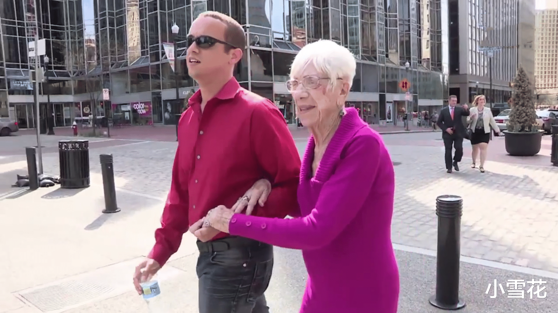 小雪花 23岁小伙娶90岁富婆，称纯粹是因为爱情，网友：信了你的邪！