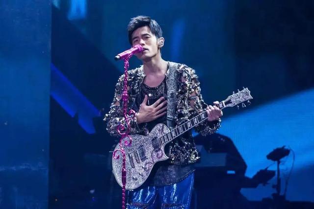 周杰伦@我天真地以为周杰伦是“歌坛霸主”，却不曾他早就跌出了第一梯队