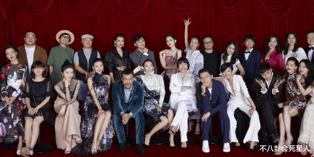 王一博|明星大合照看地位：王一博稳居C位，杨幂却镶边，黄渤只能作陪衬