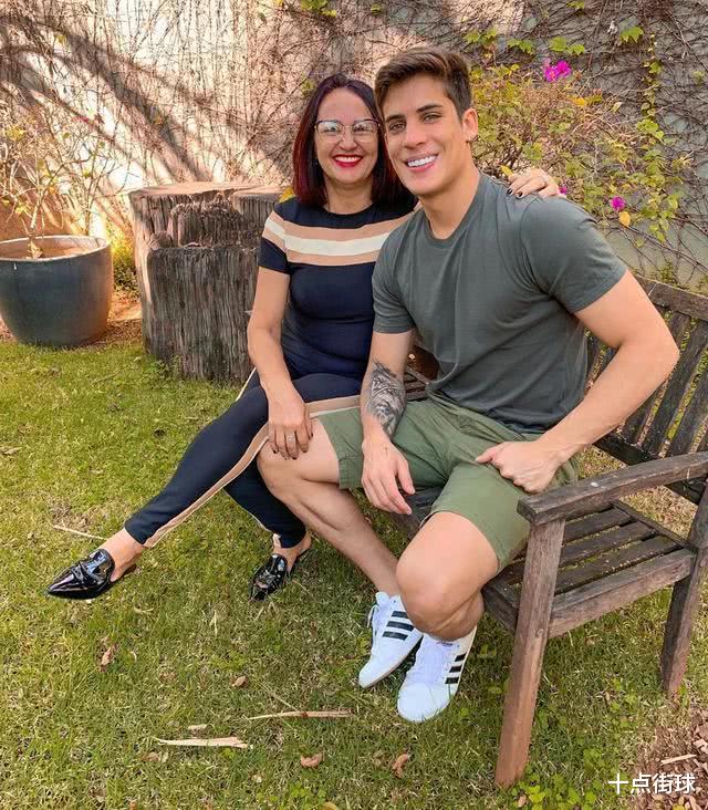 「内马尔」内马尔母亲与22岁双性恋男友分手,这位型男的最终目标恐是内马尔