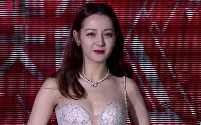 迪丽热巴|热巴衣服领口意外滑落，发现记者在拍照时，她下意识的反应亮了