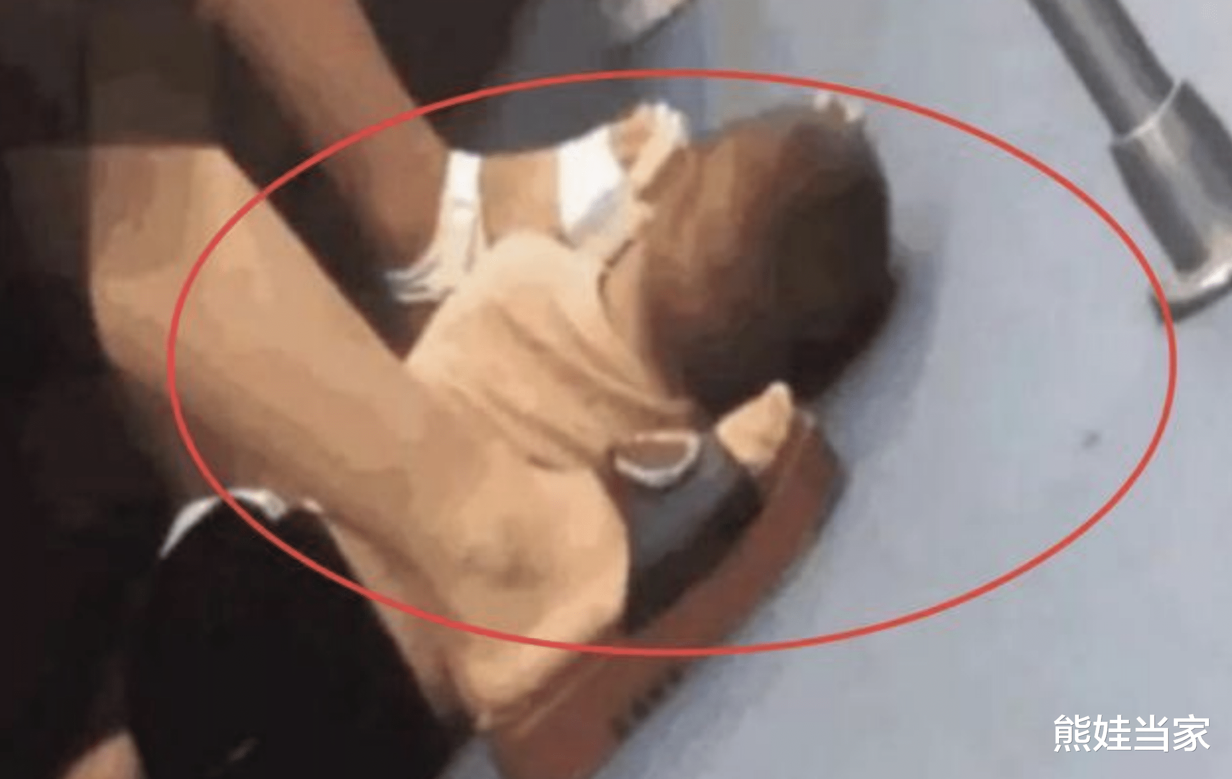 熊娃当家|地铁上，男童躺在地上动弹不得，看到孩子的手，乘客马上报警