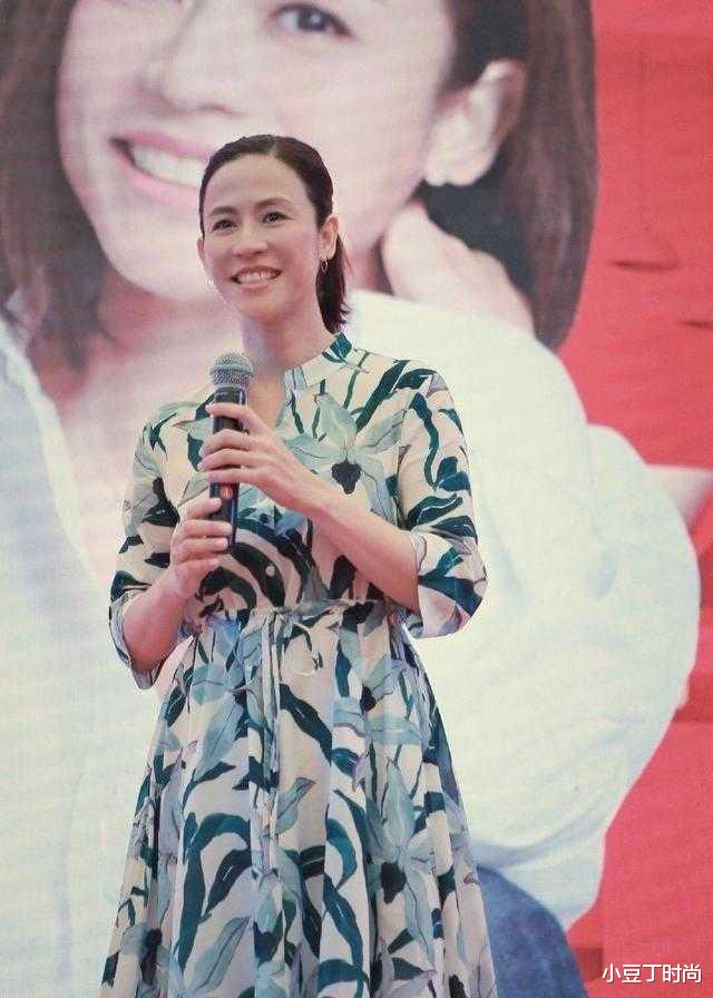 连衣裙|49岁宣萱还单身,穿印花连衣裙配高马尾亮相,状态年轻像35岁