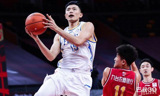 【陈林坚】38+14+5+3！王哲林扭头就走，陈林坚摇头叹气，球迷：劳森太软了