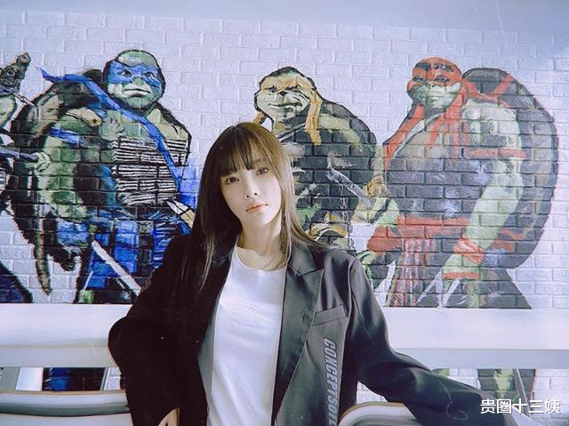 「李小璐」李小璐直播被嘲背叛王宝强，与女主播如黑白双煞，卖货满屏骂声